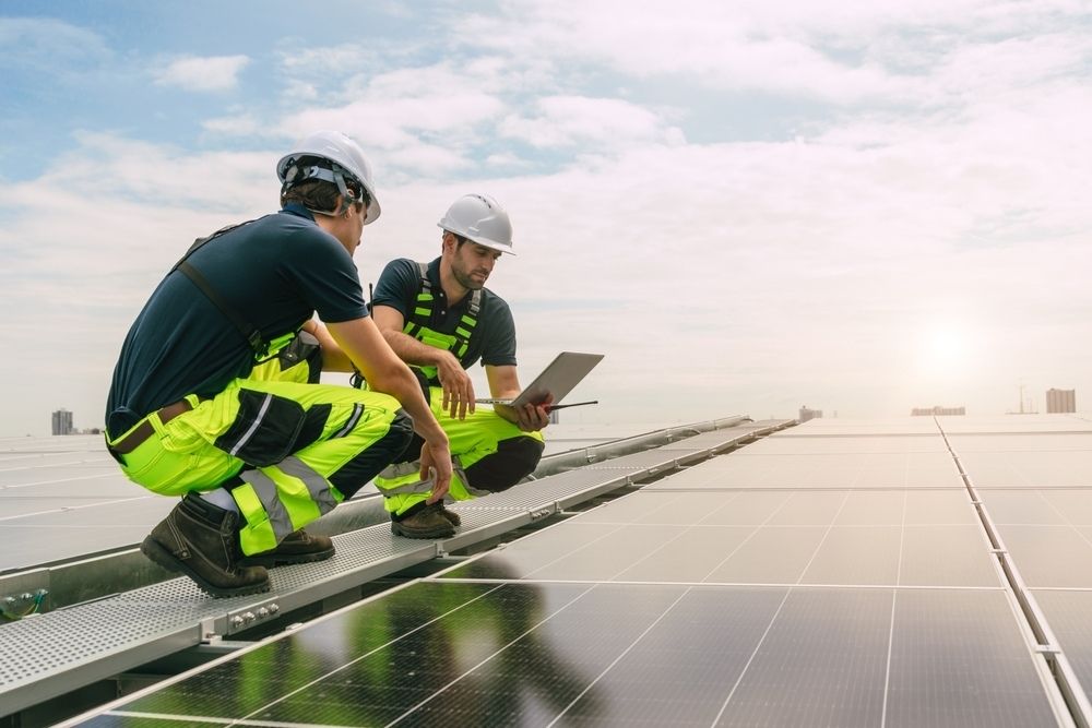 Technicien chargé de l’entretien et du remplacement de panneaux solaires en Tunisie