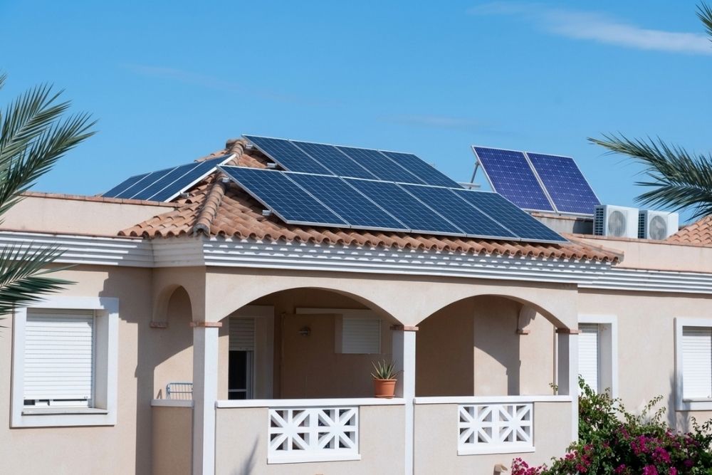Maison moderne avec des panneaux solaires photovoltaïques installés en Tunisie